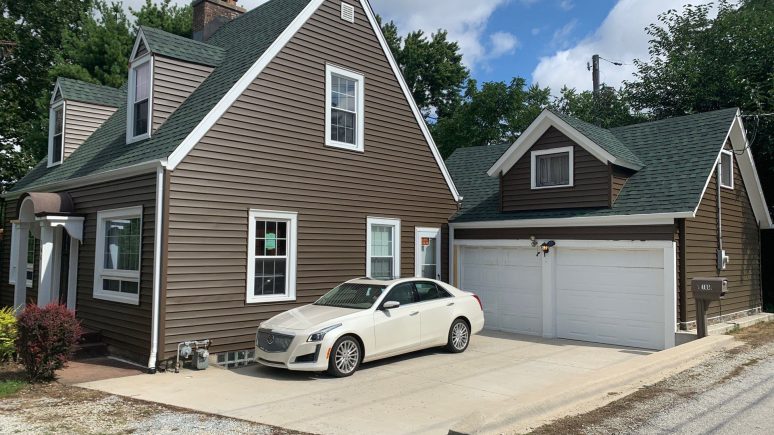 CertainTeed Monogram vinyl siding installation and guttering in Willow Springs project photo 1