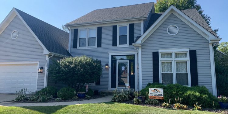 CertainTeed vinyl siding installation in North Aurora project photo 8