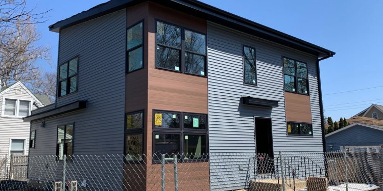 CertainTeed vinyl siding installation and guttering in Wheaton project photo 1