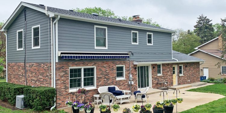 LP SmartSide siding, Atlas Pinnacle shingle roofing and guttering in Hinsdale project photo 1