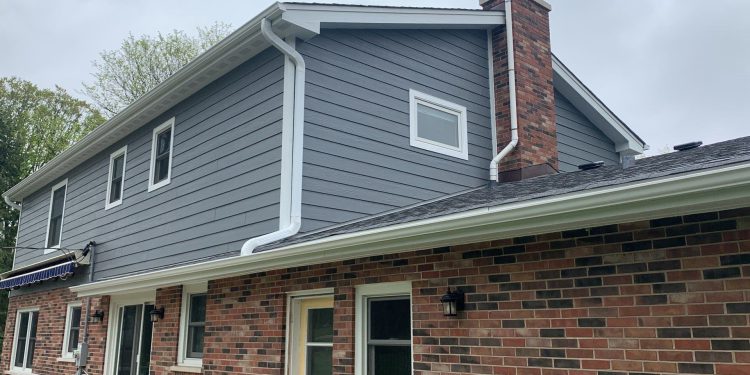 LP SmartSide siding, Atlas Pinnacle shingle roofing and guttering in Hinsdale project photo 2