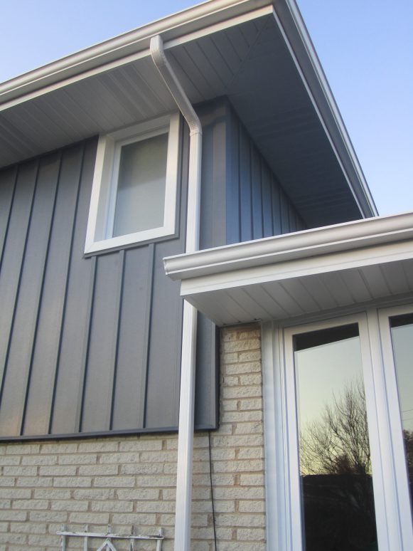 Vinyl siding and shingle roofing in Downers Grove project photo 4
