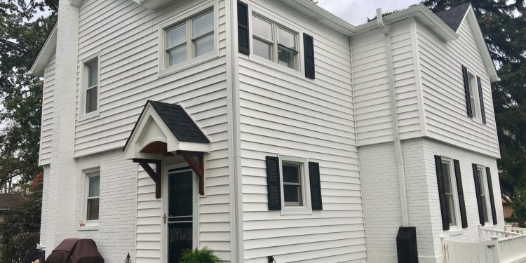 Vinyl siding and shingle roofing in Lombard project photo 2