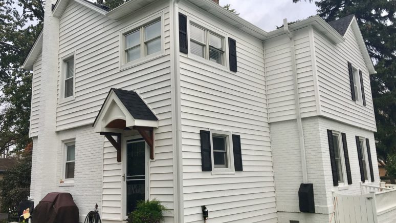 Vinyl siding and shingle roofing in Lombard project photo 2