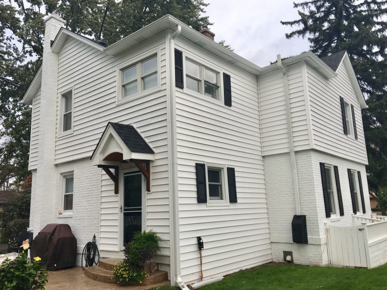 Vinyl siding and shingle roofing in Lombard project photo 2